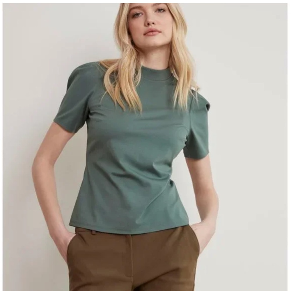 RW&Co. puff sleeve women’s top. 2 buttons on back. EUC